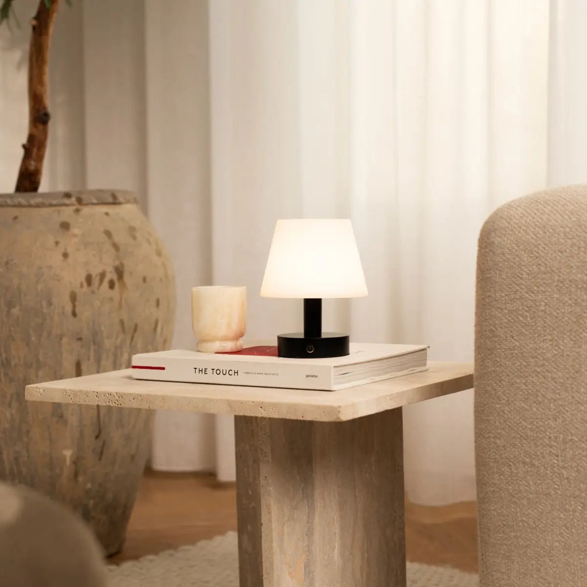 Lampada da tavolo ricaricabile Teddy in legno nero