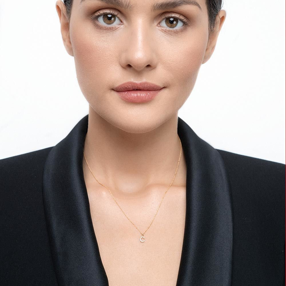 Collar letra "C", oro amarillo de 14K con diamantes