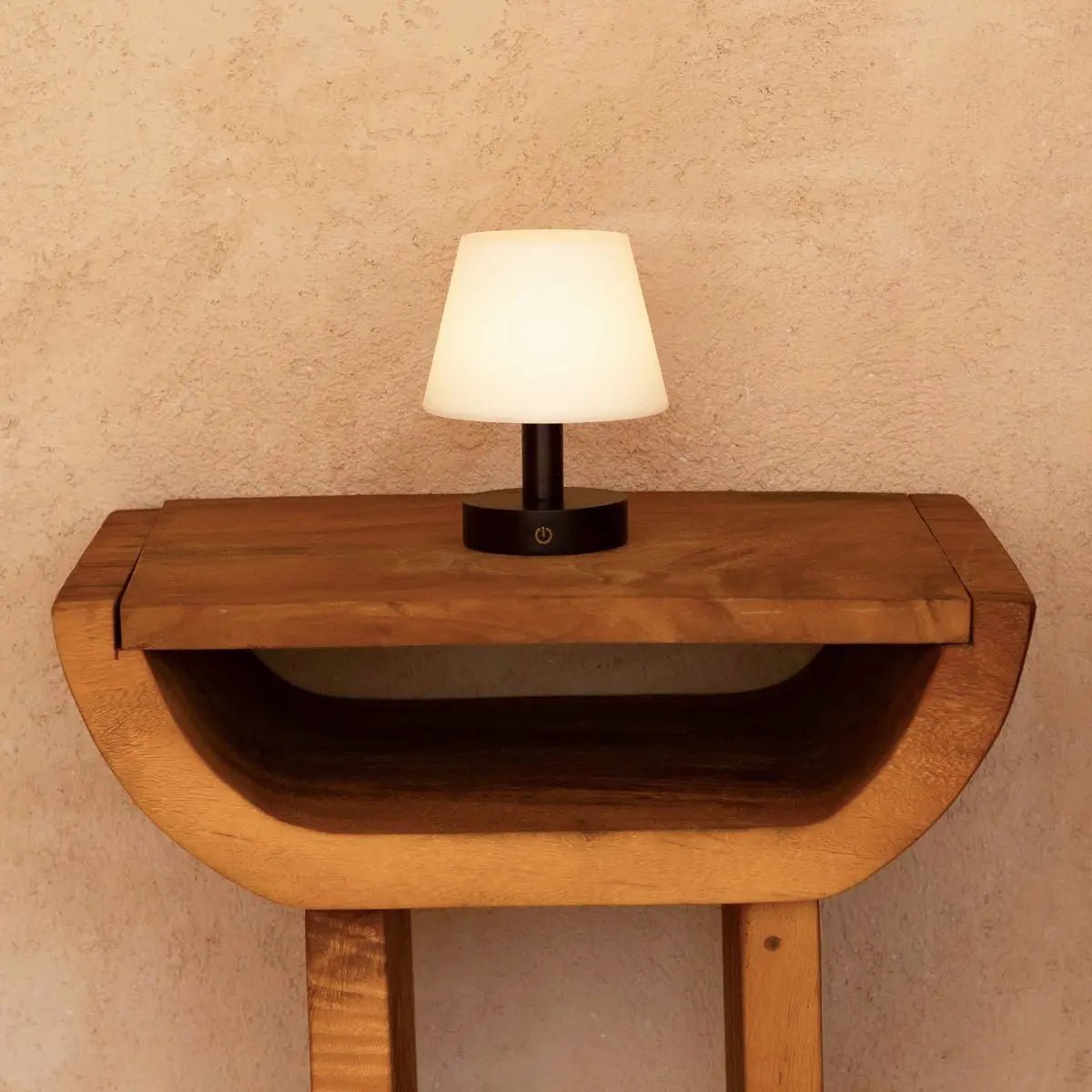 Lampada da tavolo ricaricabile Teddy in legno nero