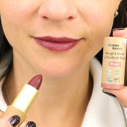 Organic lipstick with castor oil