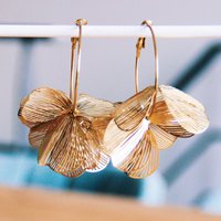 Fine earring with graceful flower leaves