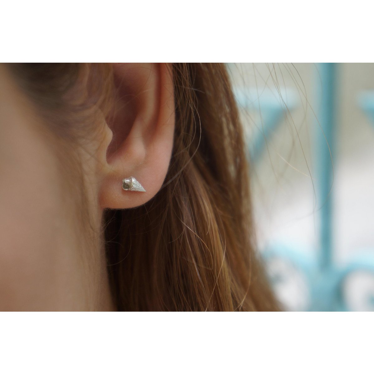 Zeeschelp oorbellen: kleine sterling zilveren studs (minimalistische natuursieraden)