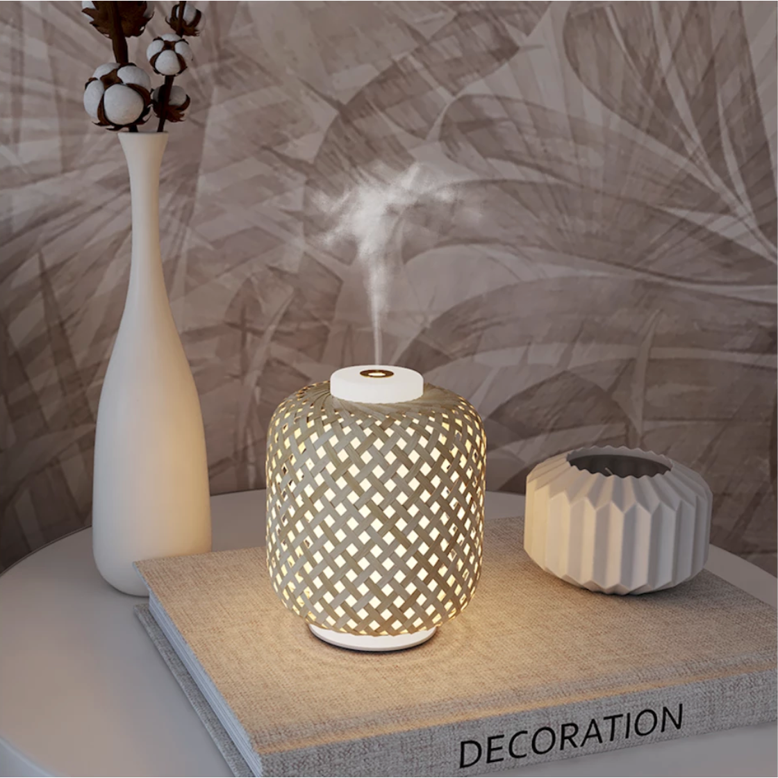 Vanelia: ultralydsdiffusor i rattan og matteret glas