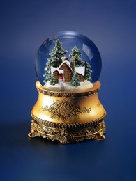 Bola de nieve musical navideña “La casita en el bosque”, de cristal, con luces y tormenta de nieve automática