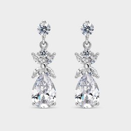Boucles d'oreilles en forme de goutte avec zircons blancs