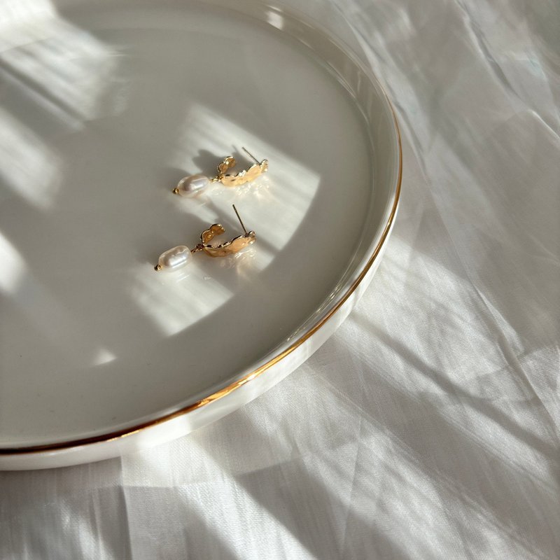 Golden Arc - Earrings with river pearl Gold plated