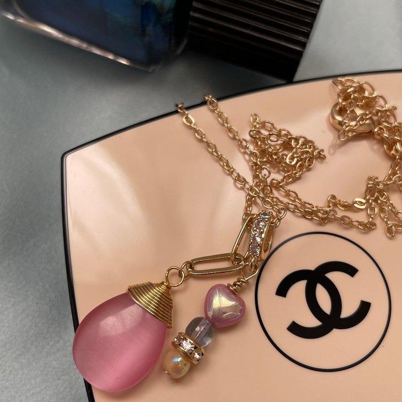 Collier pendentif pierre précieuse rose avec chaîne délicate plaqué or