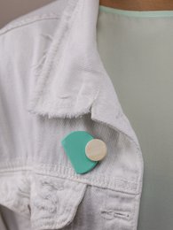 Broche lacado verde menta Eclipse en cuerno rubio