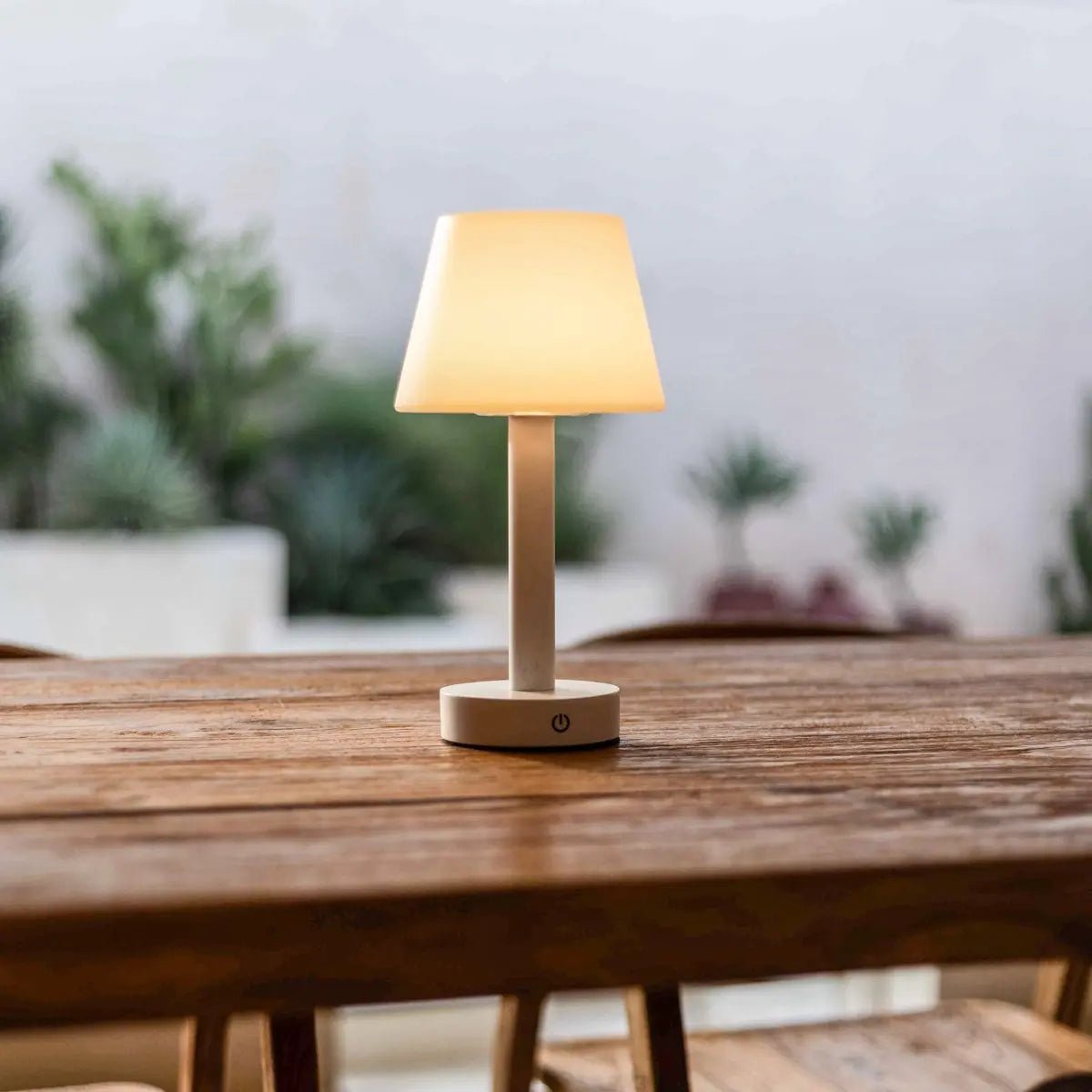 Zoë Hvid genopladelig træbordlampe