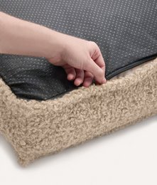 Hundeseng i beige fåreskind, Cuadra