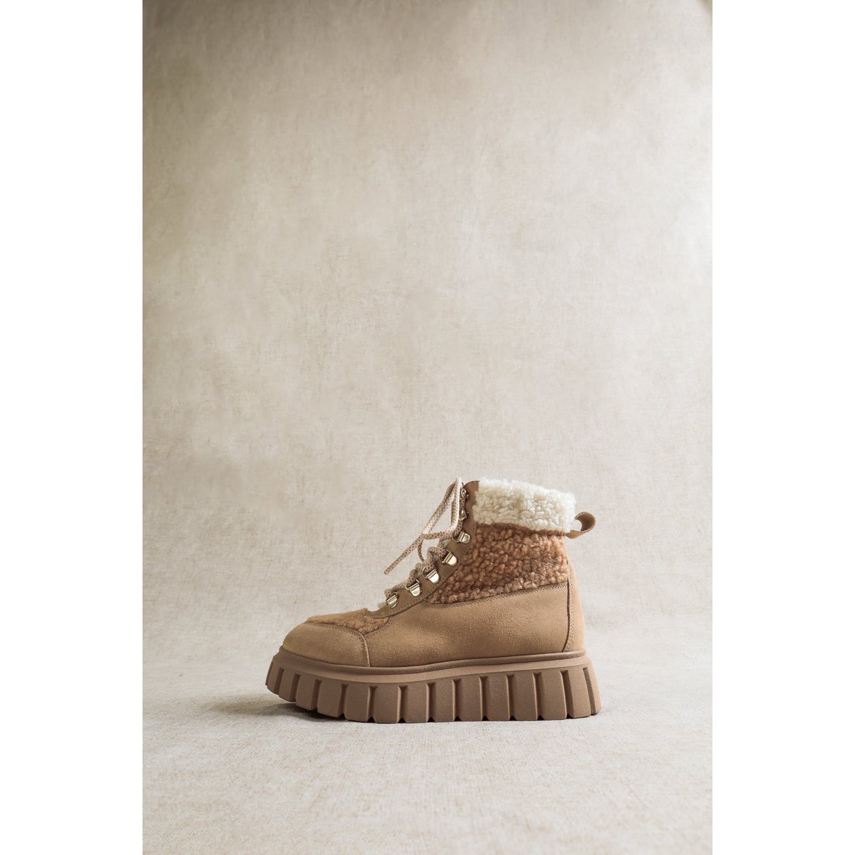 NILS BEIGE – Wildleder-Wanderstiefel mit Kunstpelzkragen und Einsätzen