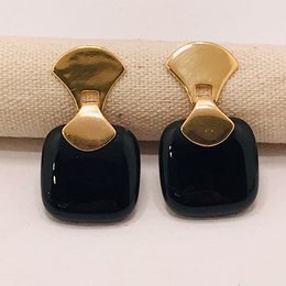 Frameless square gemstone earrings in black and gold with yellow howlite accents.