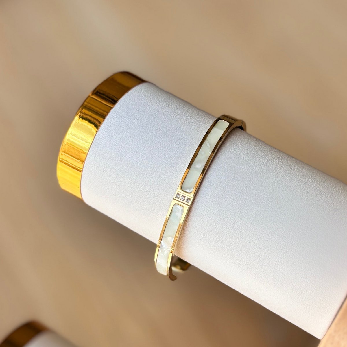 MOTHER OF PEARL - Rigid shell bracelet
