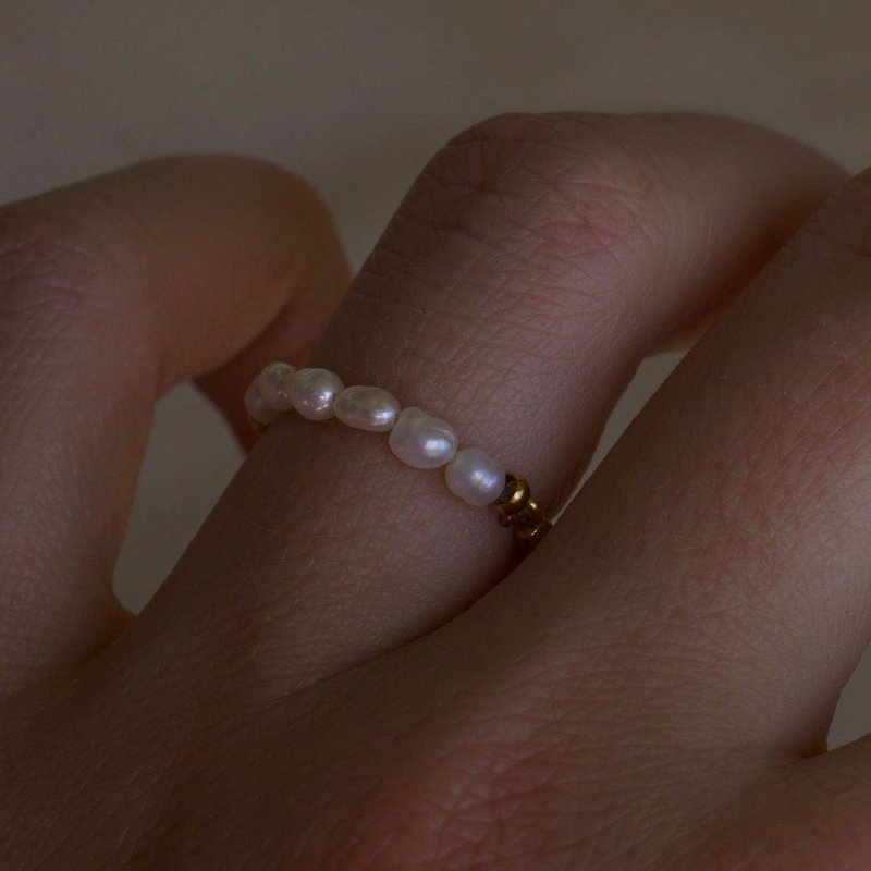 Hubert – Strukturierter Ring mit halber Perle und halb goldenem Band