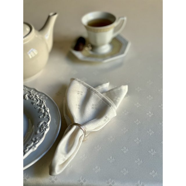 Klassisk hvid bordløber med ornament, bomuld-poly blanding | Klassisk middag