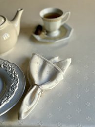 Klassisk hvid bordløber med ornament, bomuld-poly blanding | Klassisk middag