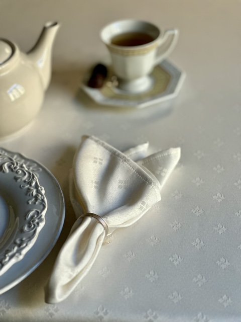 Klassisk hvid bordløber med ornament, bomuld-poly blanding | Klassisk middag