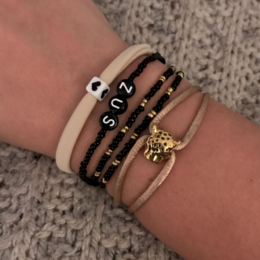Beige zwarte set armbandjes
