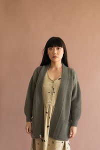 Gonda lange Strickjacke aus grüner Merinowolle
