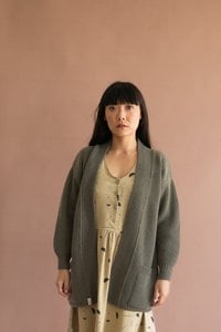 Gonda lange Strickjacke aus grüner Merinowolle