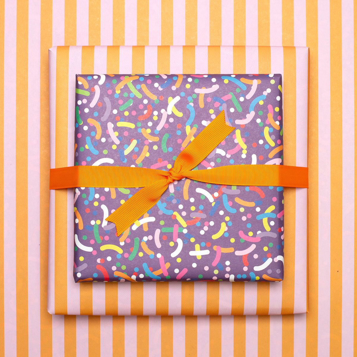 Lila Geschenkpapier Bunte Streusel - Kinder Geschenke verpacken mit Regenbogen Konfetti Papier für Geburtstagsparty und Einschulungs Geschenk, Geschenkpapier Streifen Pink Orange