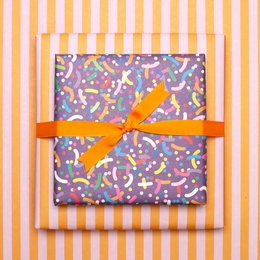 Lila Geschenkpapier Bunte Streusel - Kinder Geschenke verpacken mit Regenbogen Konfetti Papier für Geburtstagsparty und Einschulungs Geschenk, Geschenkpapier Streifen Pink Orange