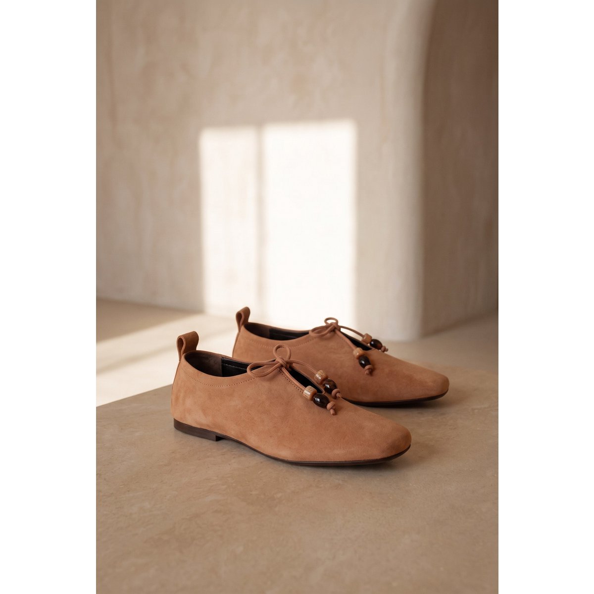KATY BEADS CAMEL – Suède veterschoenen met harsdetail