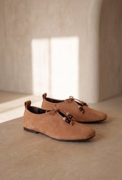 KATY BEADS CAMEL – Suède veterschoenen met harsdetail