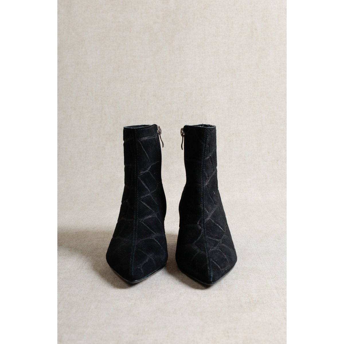 DINA ZWARTE CROCO SUEDE – Suède laarzen met hak in reliëf