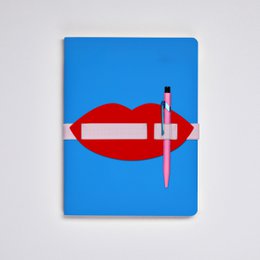 Voyager L Light - Lèvres | Carnet A5+ | Journal pointillé | Grille de points de 3,5 mm | 176 pages numérotées | Papier Premium 120g | cuir recyclé bleu | avec lèvres porte-stylo et smartphone |  produit en Allemagne