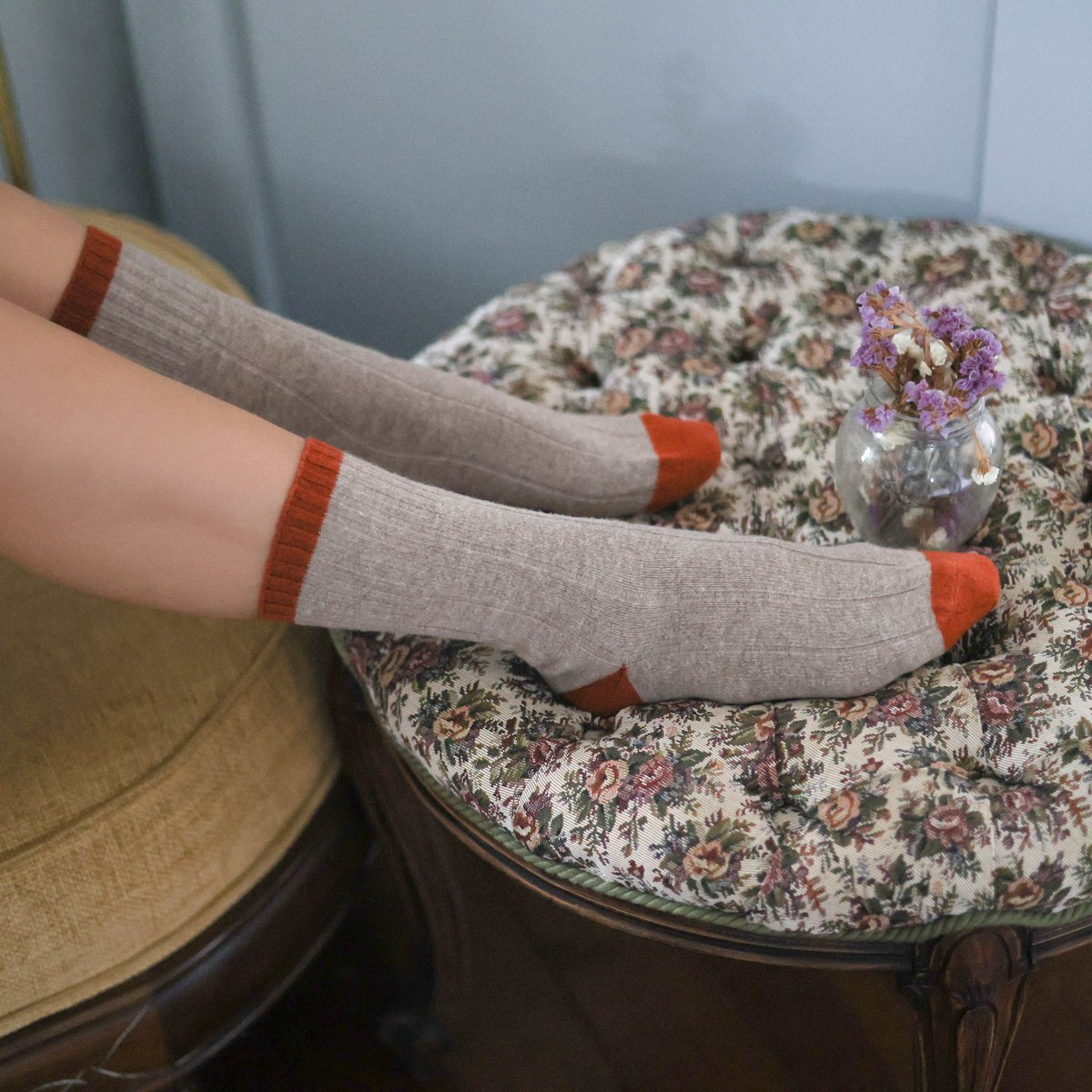 KLUE Socken aus Merinowolle mit Bändern | Beige und Orange