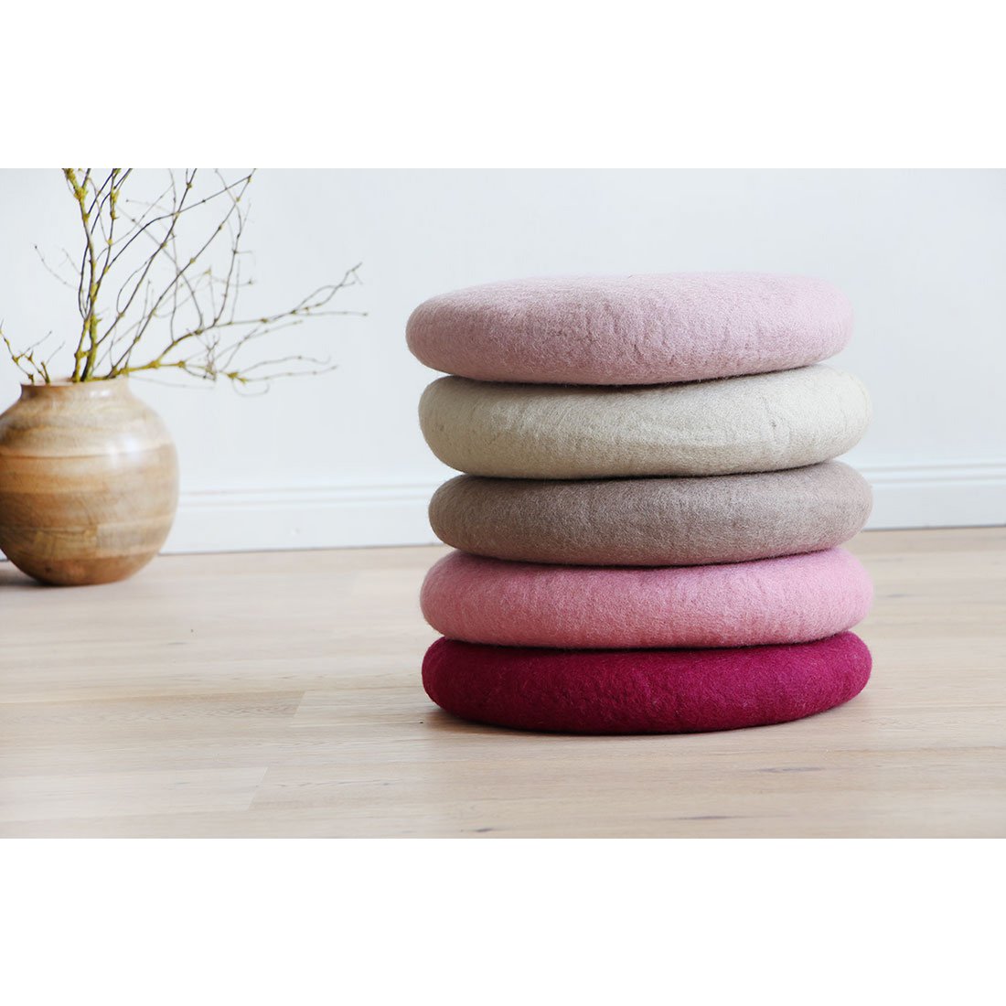 Zitkussens rond de roos gemaakt van vilt, 100% natuurlijk materiaal, 38 cm rond vele kleuren pastel, gevoeld met wol-f long, fair trade en handmatig werk van Nepal