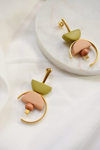 Contrast in nude and olive green
