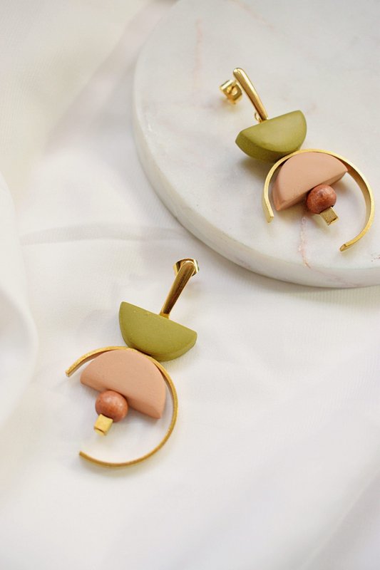 Contrast in nude and olive green