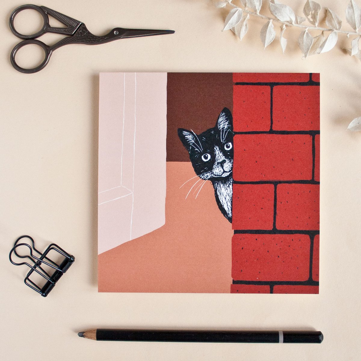 Quadratische Postkarte Katze (Backstein)