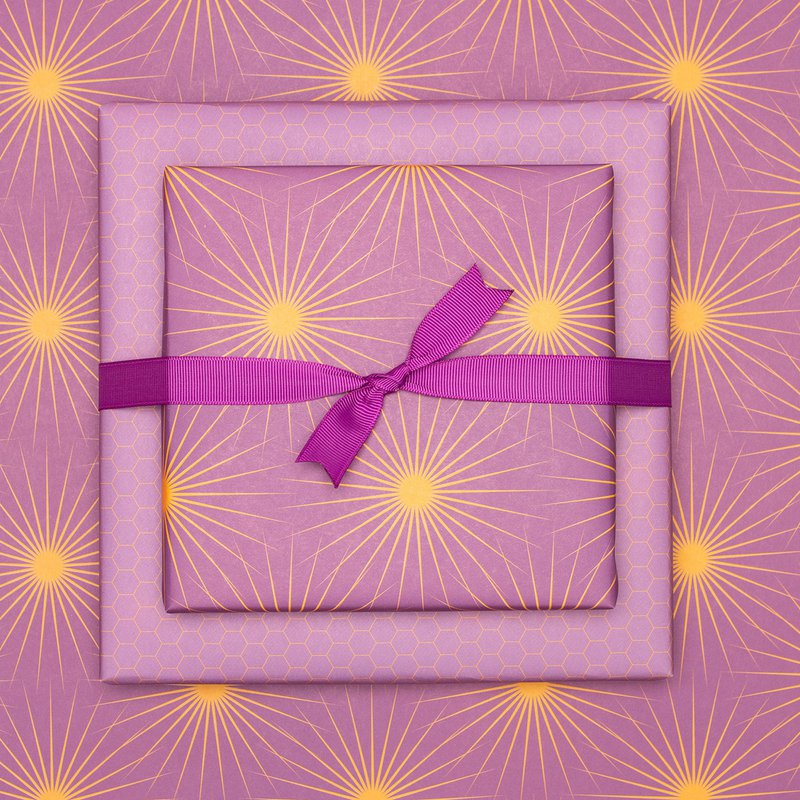 Lila Geschenkpapier mit Sonnensternen, retro Geschenkpapier orange und lila, ideal als Geburtstags- Geschenkpapier Frühling oder Weihnachtsgeschenkpapier
