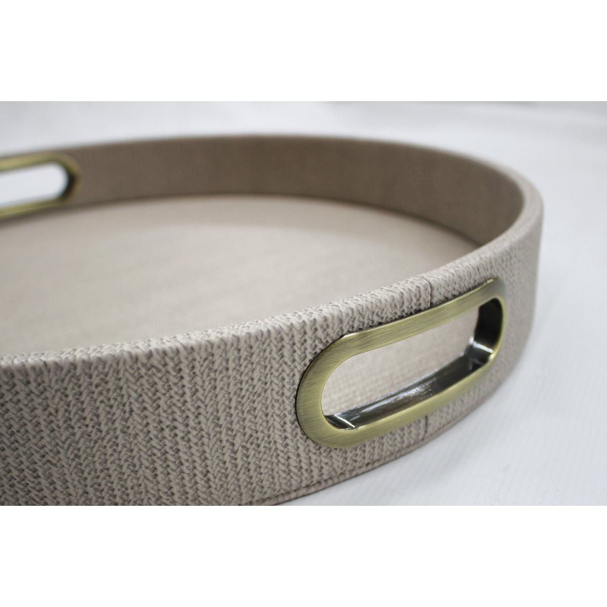 Comprimé rond des motifs de tricot brun beige avec poignées en laiton
