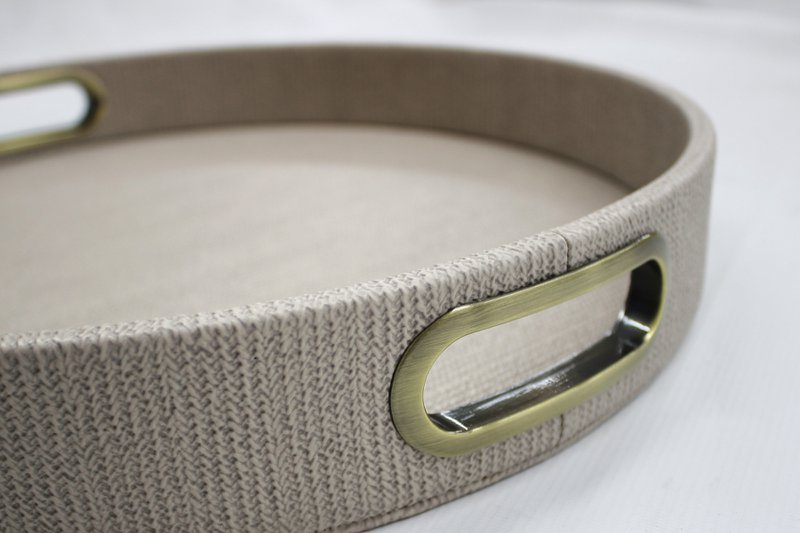 Comprimé rond des motifs de tricot brun beige avec poignées en laiton