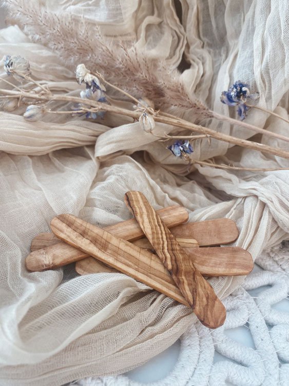 Natürlicher Cremespatel aus Olivenholz – für Pflege- und Make-up-Produkte