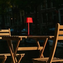 Lampe de table rechargeable rouge Ava Berry