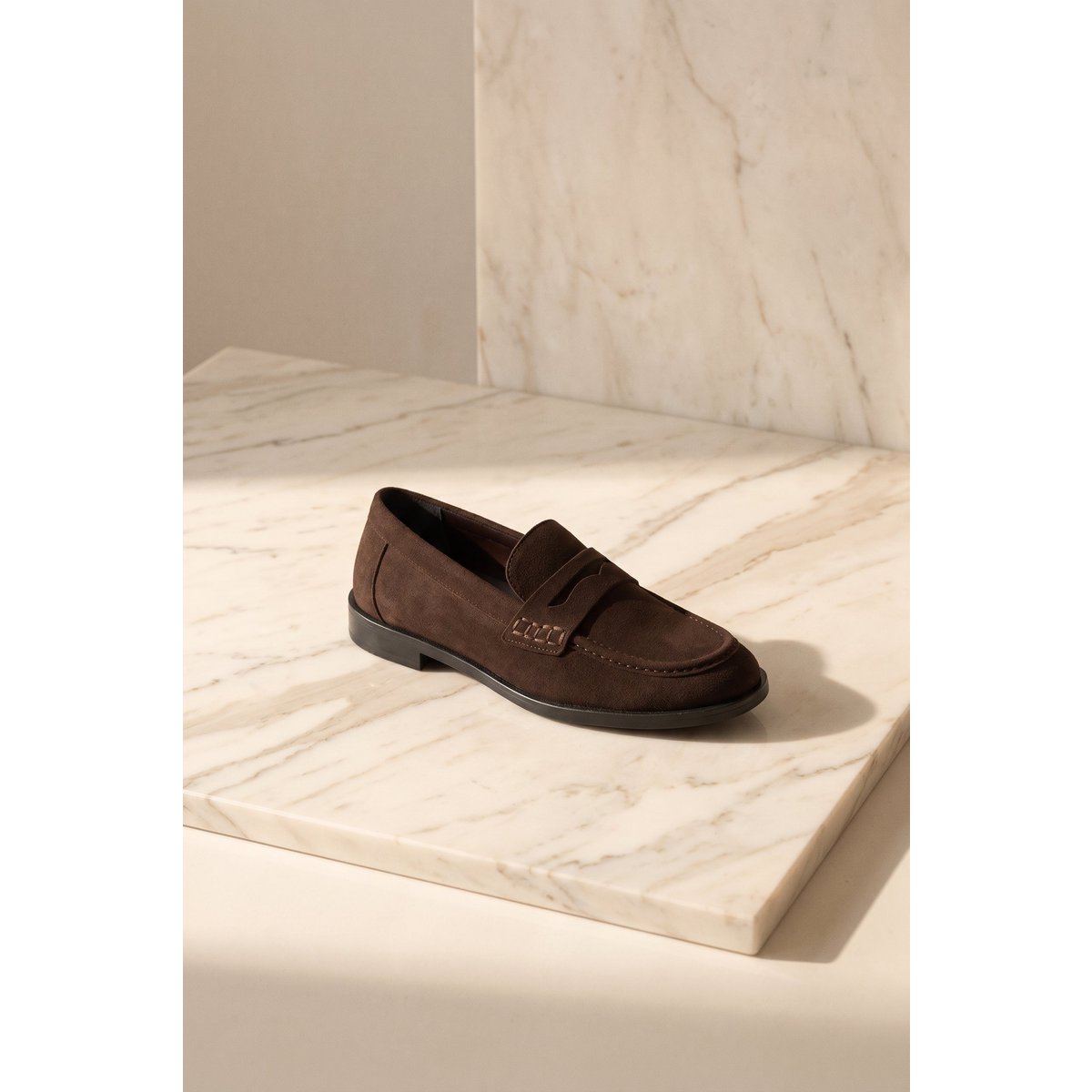 EMILIA CHOCOLATE – Penny Loafers aus Wildleder VORBESTELLUNG