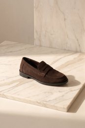 EMILIA CHOCOLATE – Penny Loafers aus Wildleder VORBESTELLUNG