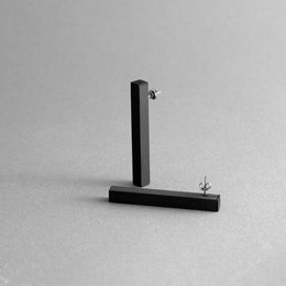 SÄULEN-OHRRINGE – SCHWARZ – Minimaler Schmuck, handgefertigt aus Jesmonit