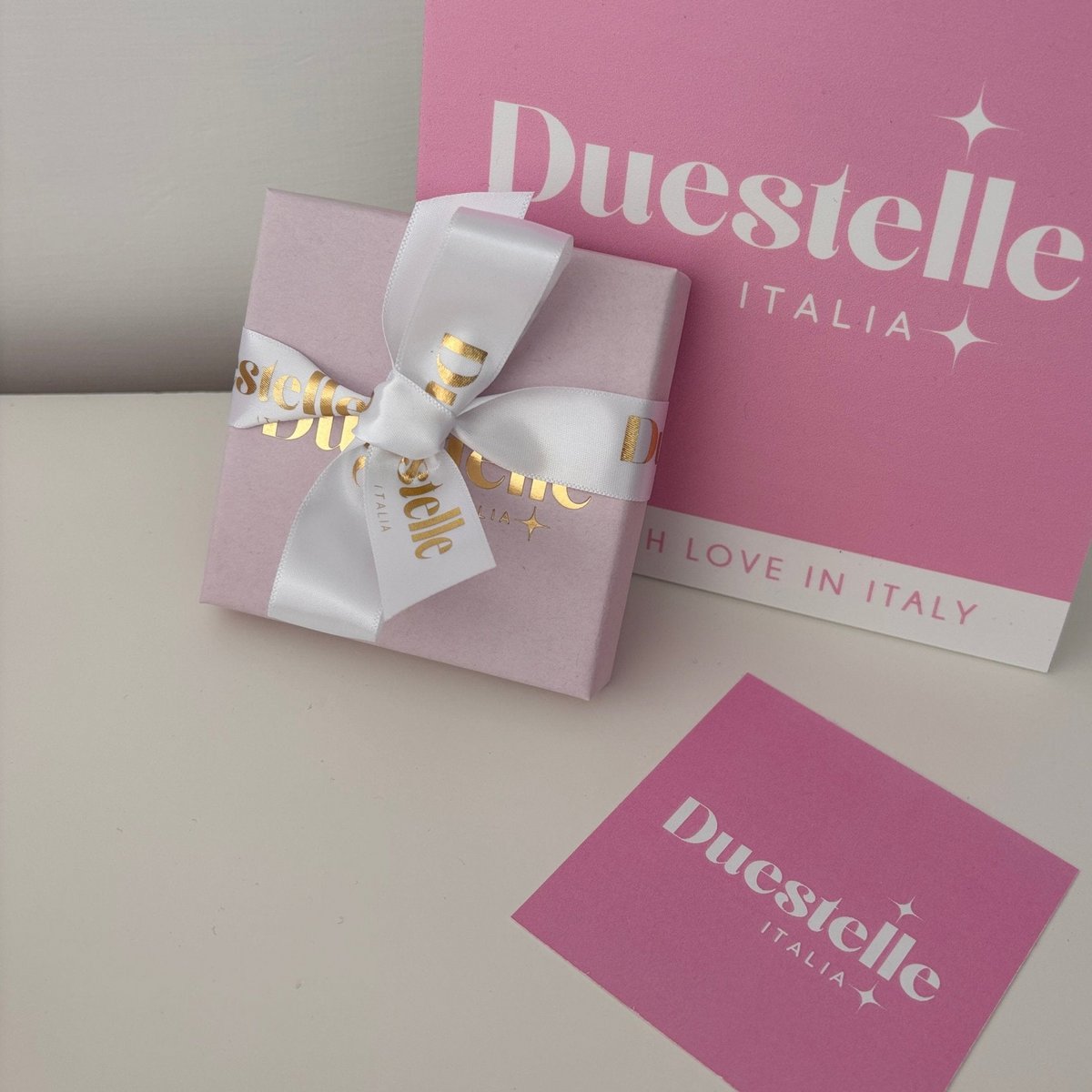Astraea – Creolen mit Stern aus vergoldetem Stahl