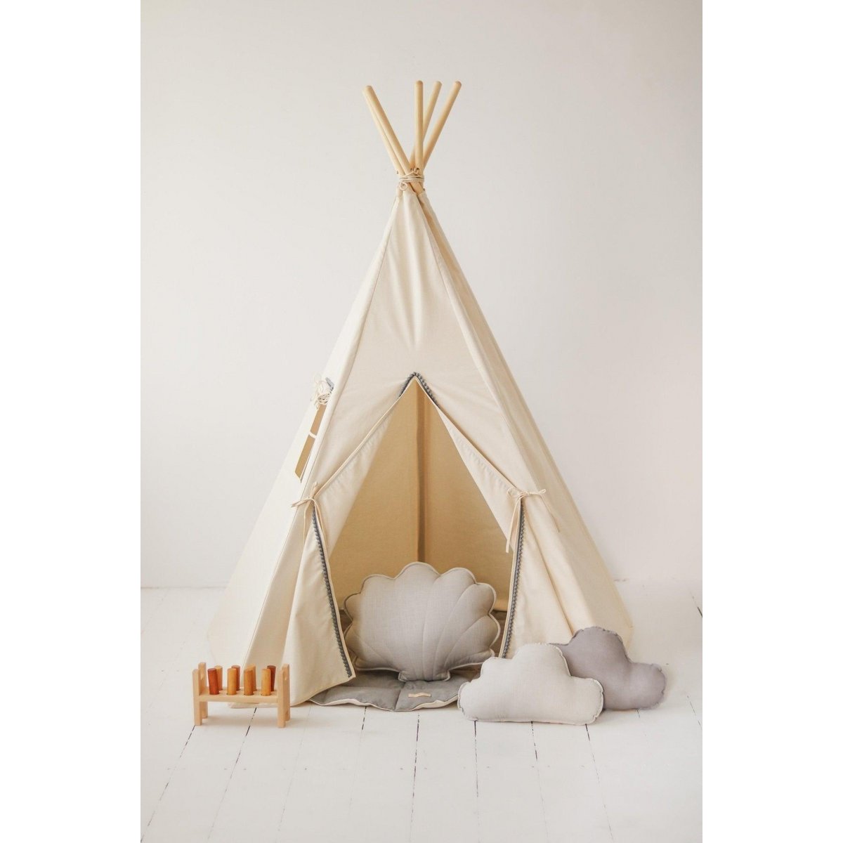 Teepee "Grey Pompoms" con pompon e set tappetino