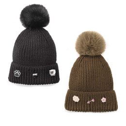  Knitted beanie hat with pom-pom and decorative pins, available in black and brown colors.