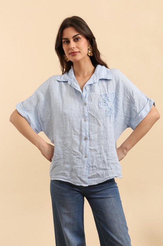 Camicia con un riferimento di fiori di lino. 20341