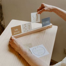 Calendario perpetuo - molletta in legno e carte di carta