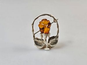 Zilveren brochespeld in de vorm van een Baltische barnsteen