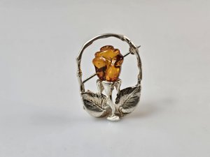 Zilveren brochespeld in de vorm van een Baltische barnsteen